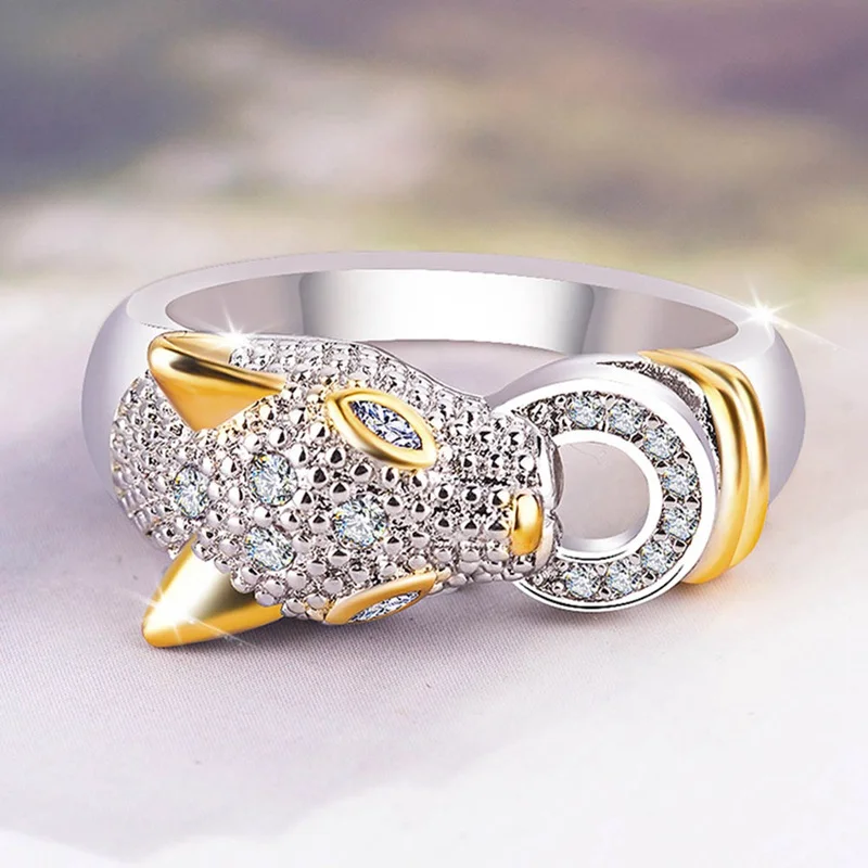Золотистое и модное женское кольцо необычное с кубическим цирконием модные