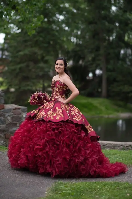 Темно-бордовый бальное платье без бретелек Quinceanera расшитое золотистым кружевом с