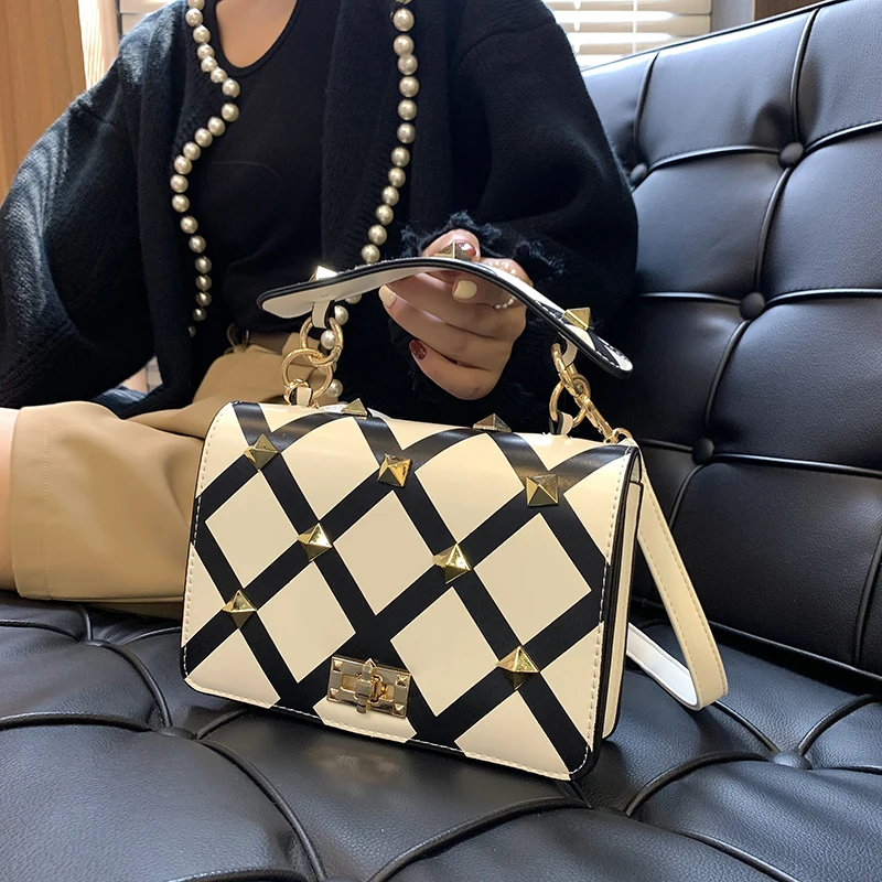 

Роскошные брендовые дизайнерские сумки через плечо с цепочкой из жемчуга и бусин для женщин, сумочки, кошельки, новинка 2021, винтажные женски...