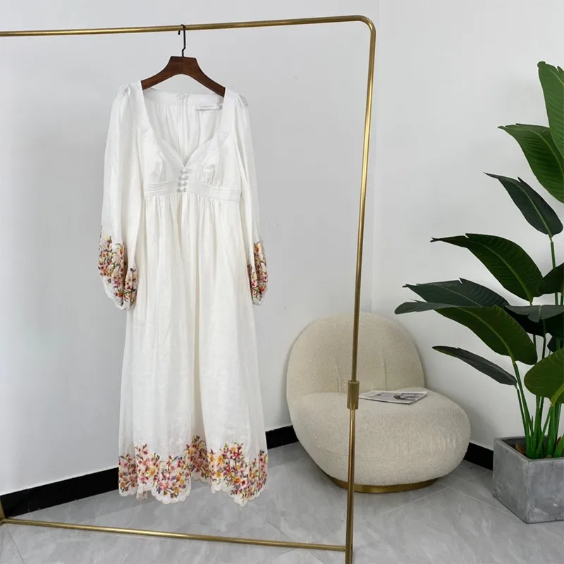 

Белое льняное платье-трапеция до середины икры с цветочной вышивкой, V-образным вырезом и длинным рукавом