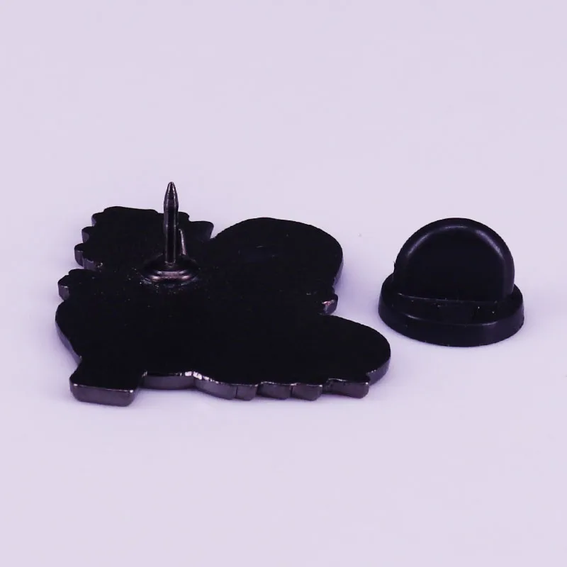 Маленькая эмалированная брошь в стиле хиппи с лабиринтным червём | Украшения и