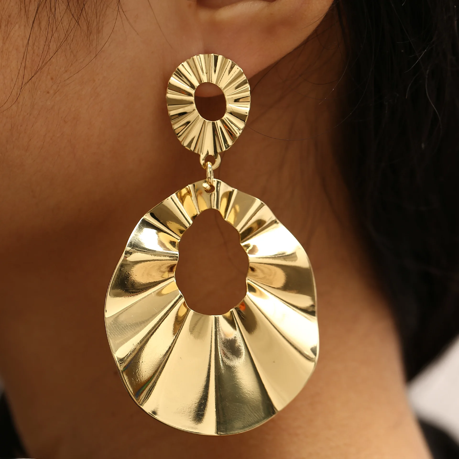 Европейские и новые полые серьги с волнистыми кругами преувеличенные для