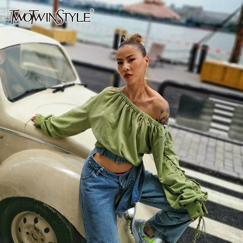 Женская короткая блузка TWOTWINSTYLE белая с вырезом лодочкой рукавами фонариками и