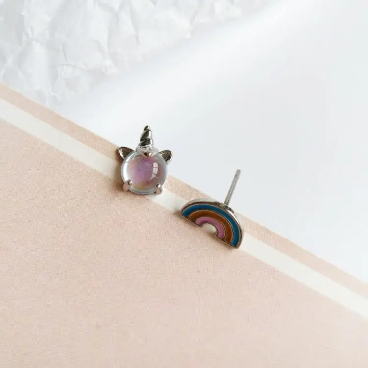 Радужные серьги гвоздики в виде единорога женские асимметричные с серебряным