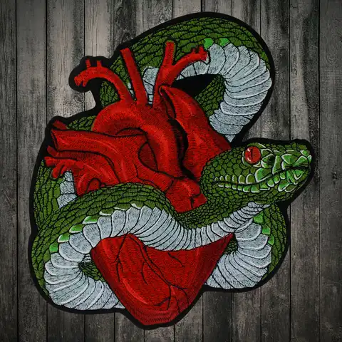 Большая змея вокруг Красного сердца, вышитые патчи для куртки, одежды, наклейки, патчи для глажки