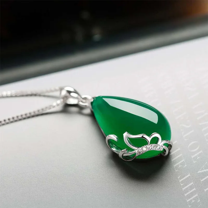 

Chalcedony Butterfly Pendant Fashion New Emerald Pendant Clavicle Chain
