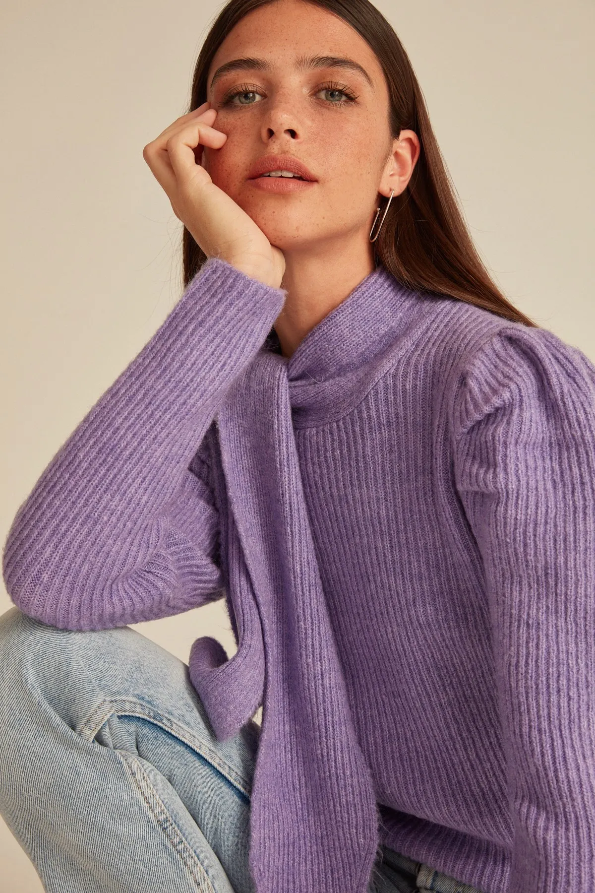 Женский трикотажный свитер со шнуровкой и вырезом на плече | Женская одежда