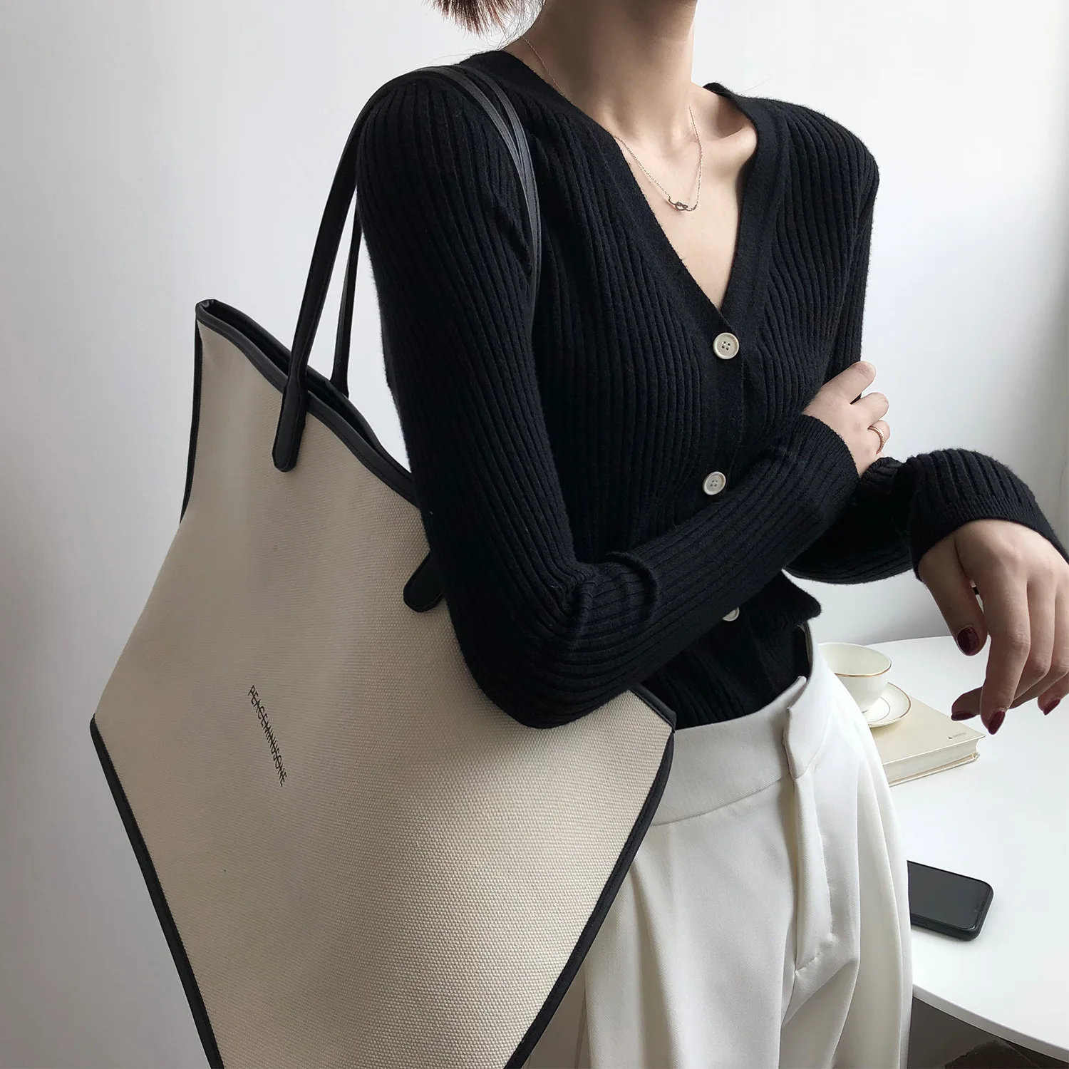 

2021 Autumn V-neck Single Breasted Pearl Button Bubble Sleeve Thread Knitted Slim Shirts For Women Fashion Tide