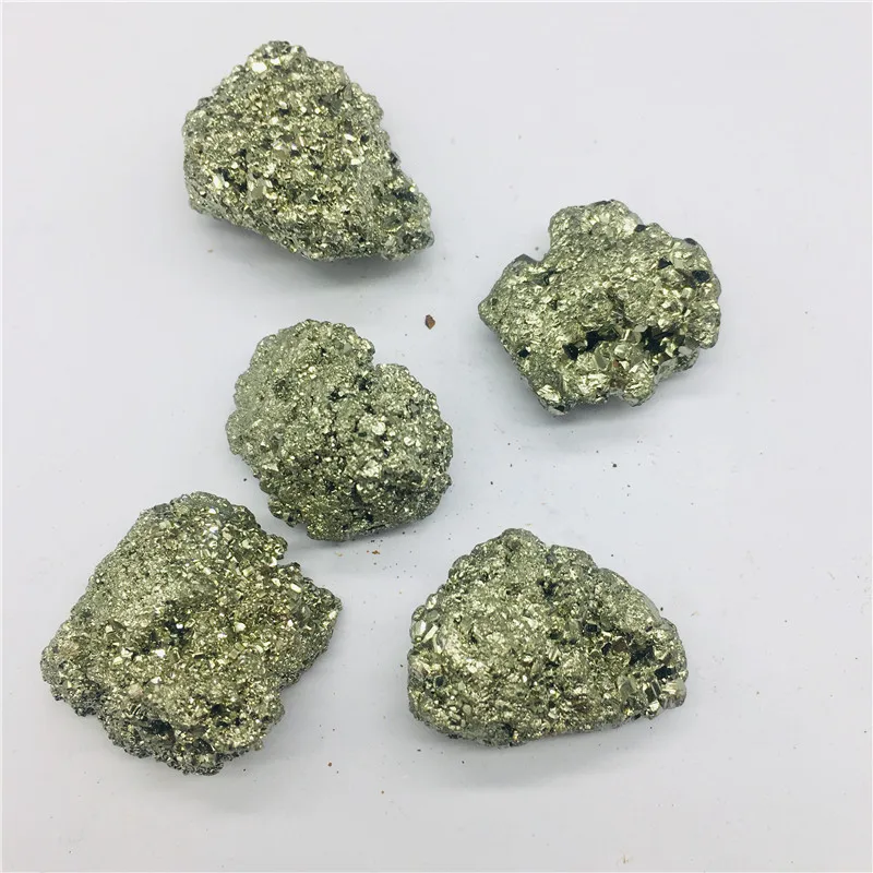 Натуральная латунная руда 100 г расположена с минеральным кристаллом образцом