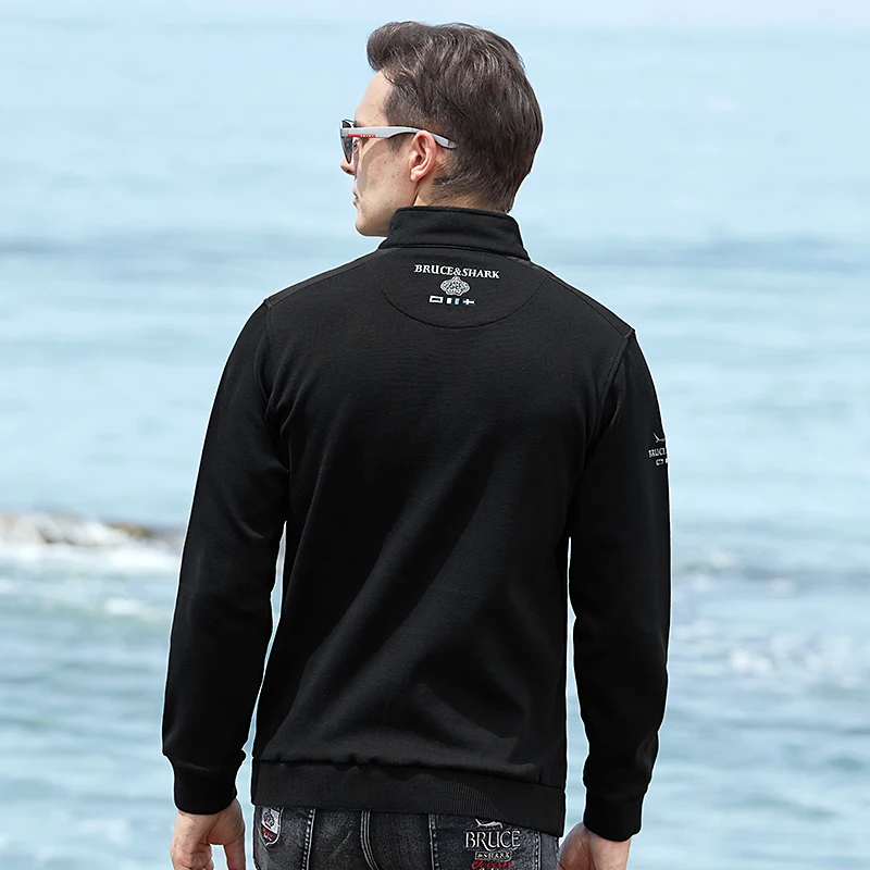 Свитер мужской с вышивкой и воротником-стойкой карманами |