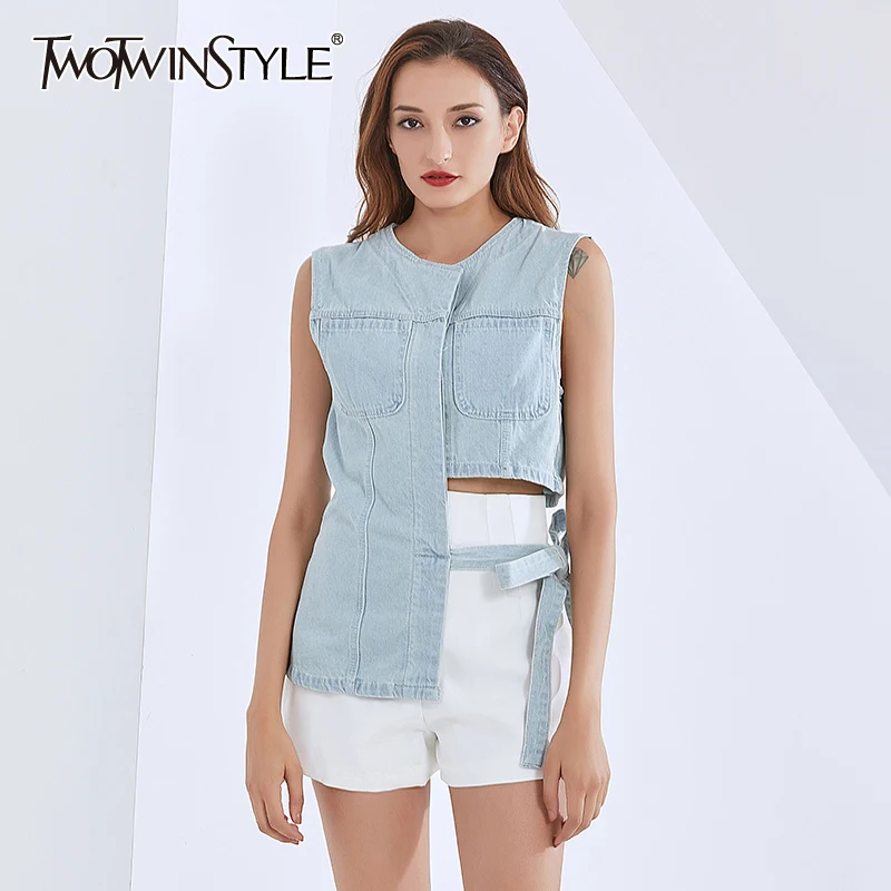Женский джинсовый жилет TWOTWINSTYLE повседневный без рукавов с круглым вырезом на