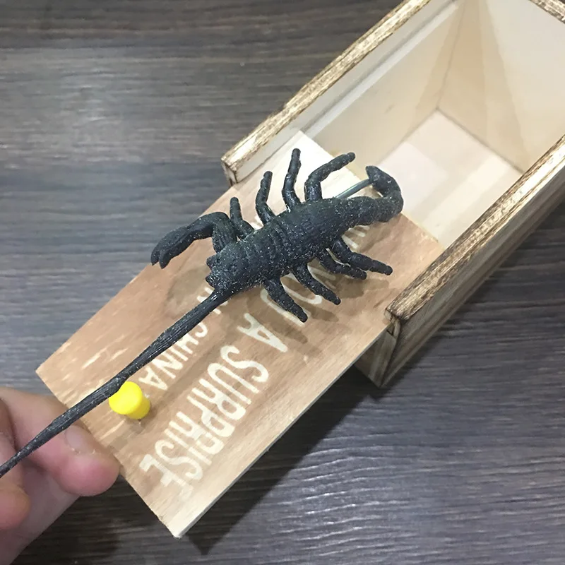 

New Strange Trick Toys To Frighten The Wooden Box Spider Spoof Insects Artificial Halloween Props