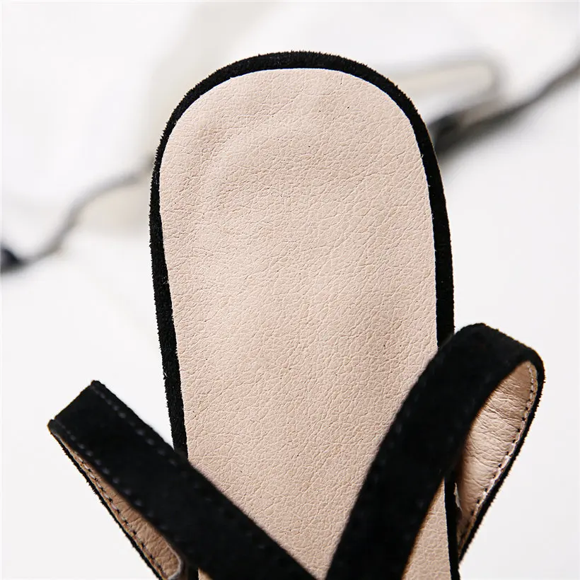 Модные женские черные и бежевые сандалии на толстом каблуке средней высоты