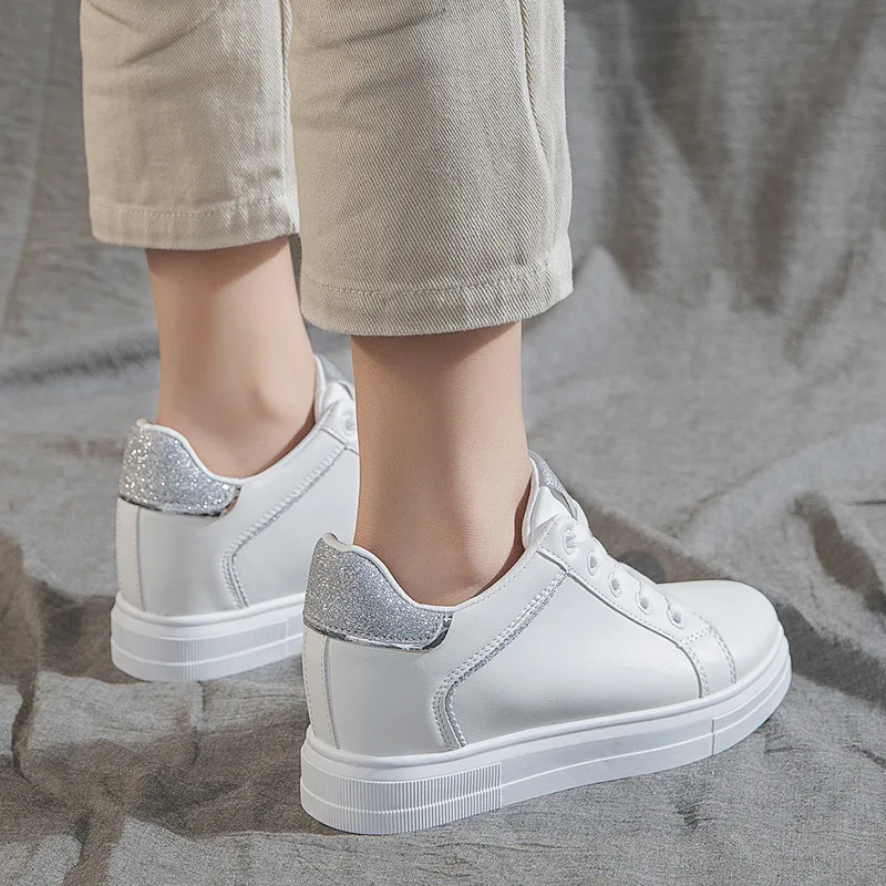 Женские кроссовки на скрытой танкетке белые платформе для прогулок и весну