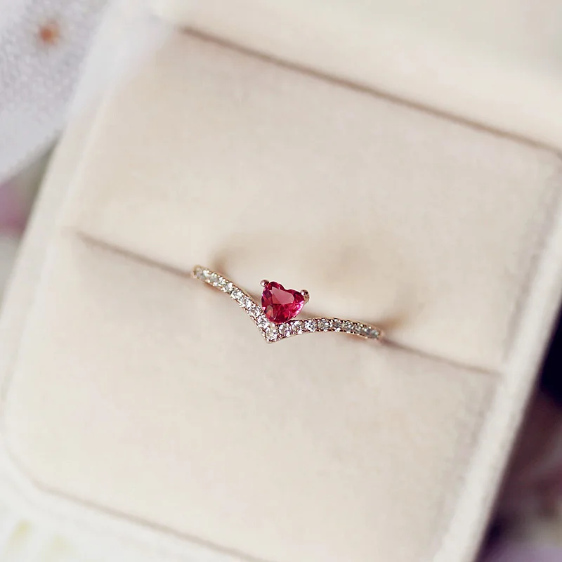 Милое женское маленькое кольцо с сердцем красного цвета розовое золото