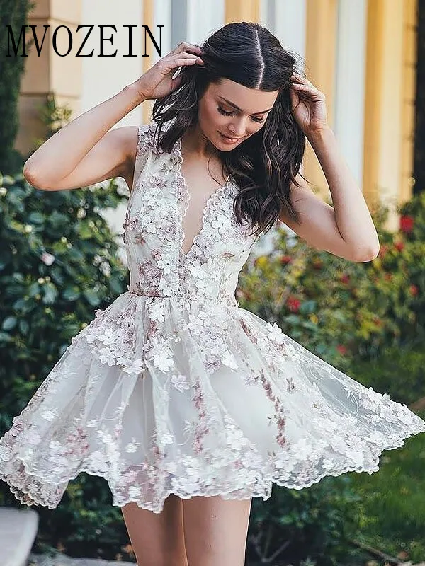 Женское вечернее платье без рукавов серебристое короткое с объемным цветком и