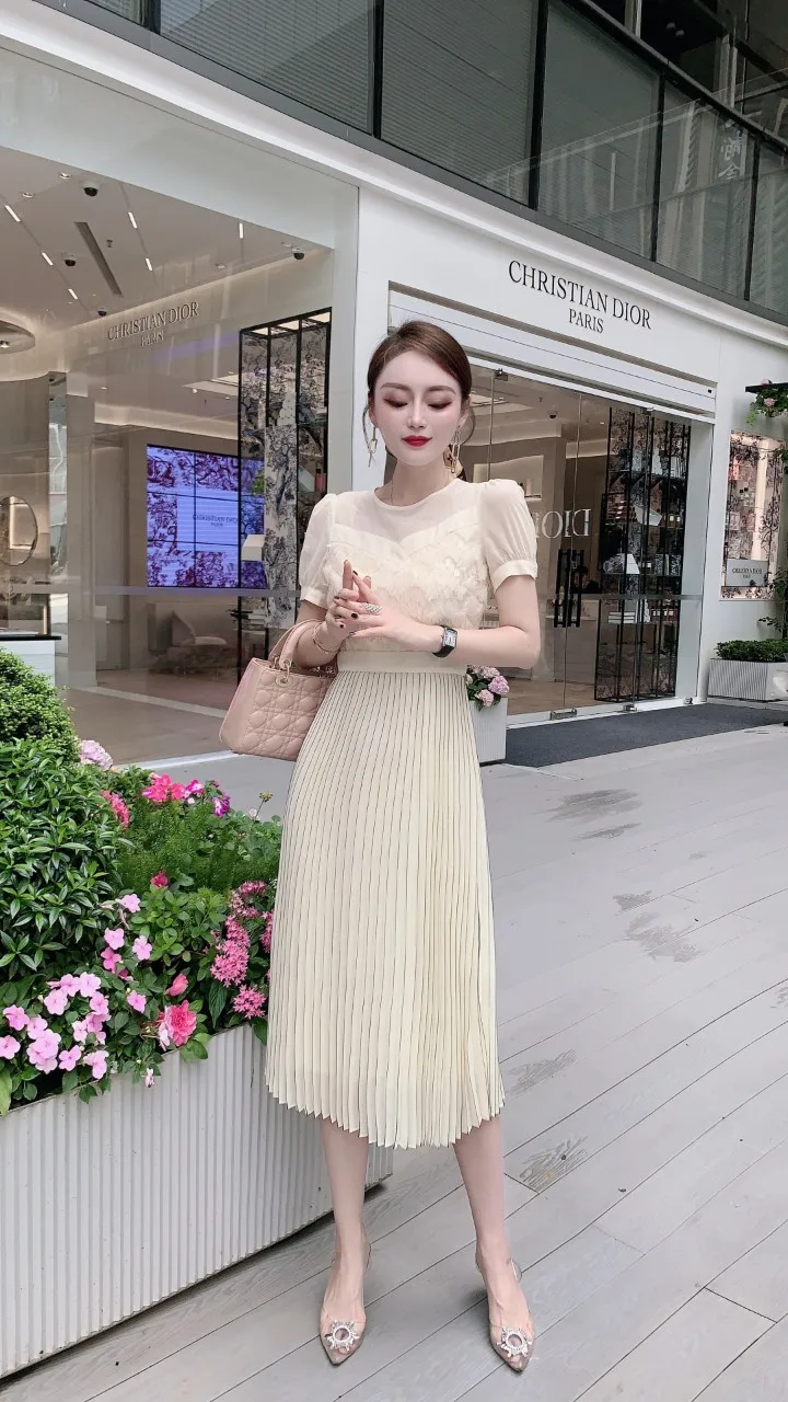 

The design of French mesh stitching and pleating in the new fashion of summer dress in 2021