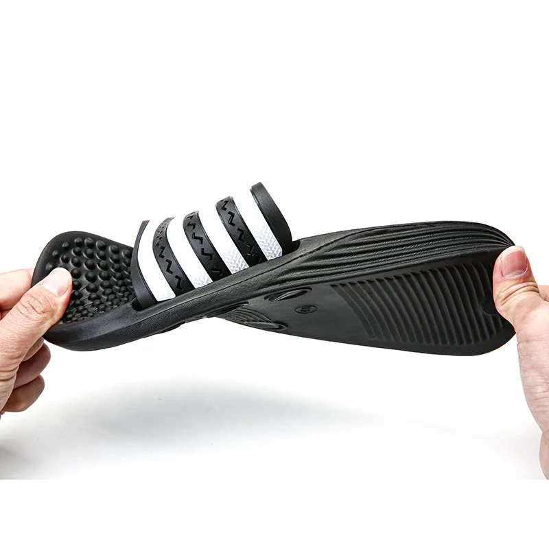 저렴한 여름 남성 슬리퍼 슬라이드 편안한 마사지에 바 신발 남성 소프트 블랙 화이트 줄무늬 캐주얼 슬리퍼 남자