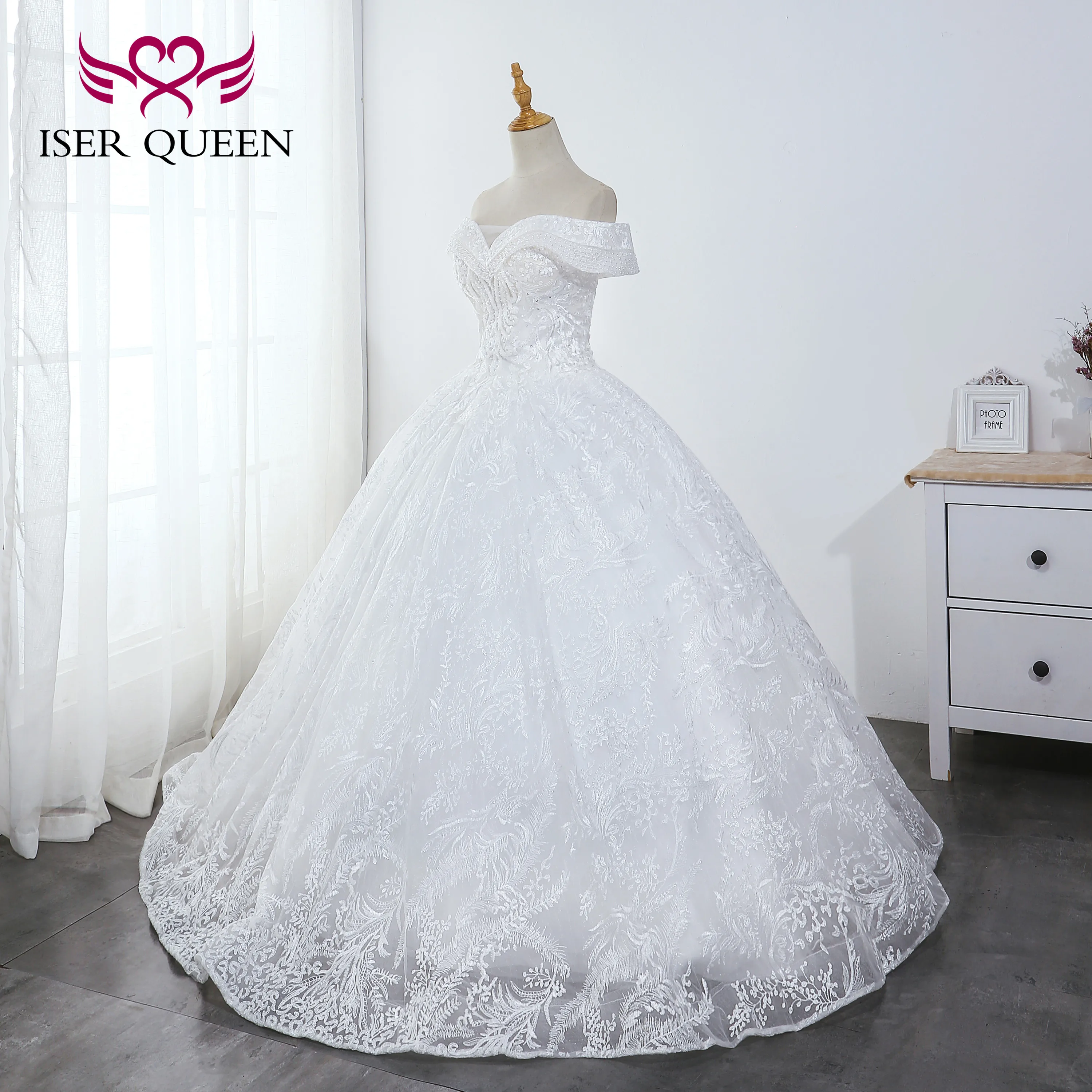 Бальное свадебное платье принцессы кружевное с рукавами крылышками и бусинами