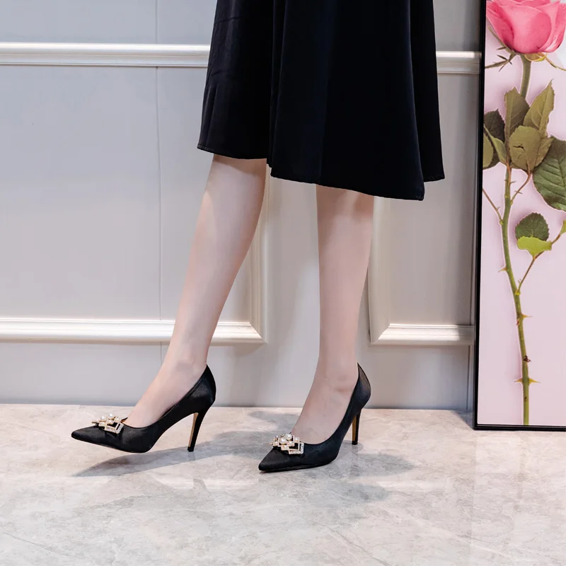 

Женские туфли-лодочки с искусственным кристаллом