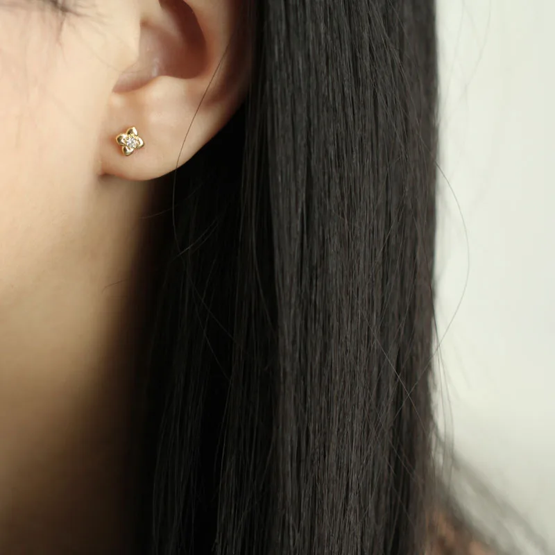 Серьги гвоздики с 4 листьями золотистого цвета 9 к кристаллами для свадебных