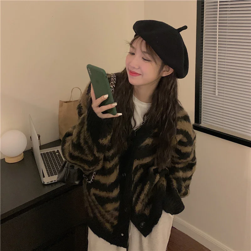 

Autumn Korean 2021 New Fashion Chic French Age Reducing Loose V-neck Long Sleeve Sweater Women Z217a