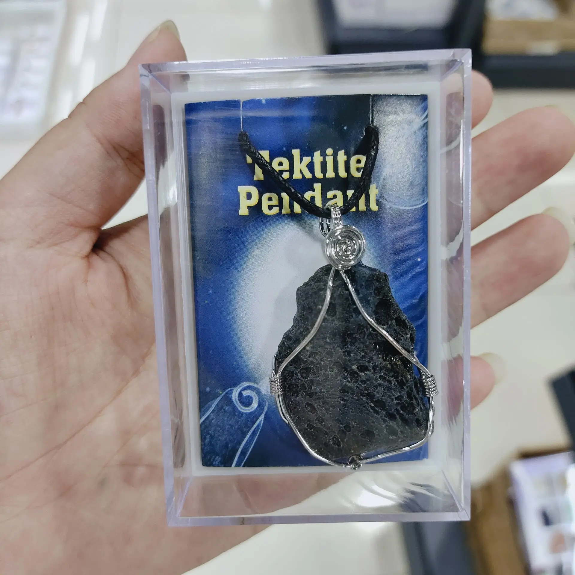 

Natural Black Meteorite Tumble Rough Stone Pendant Spiritual Energy Tektite Stones Necklace Irregular Point Crystal Decor 1pc