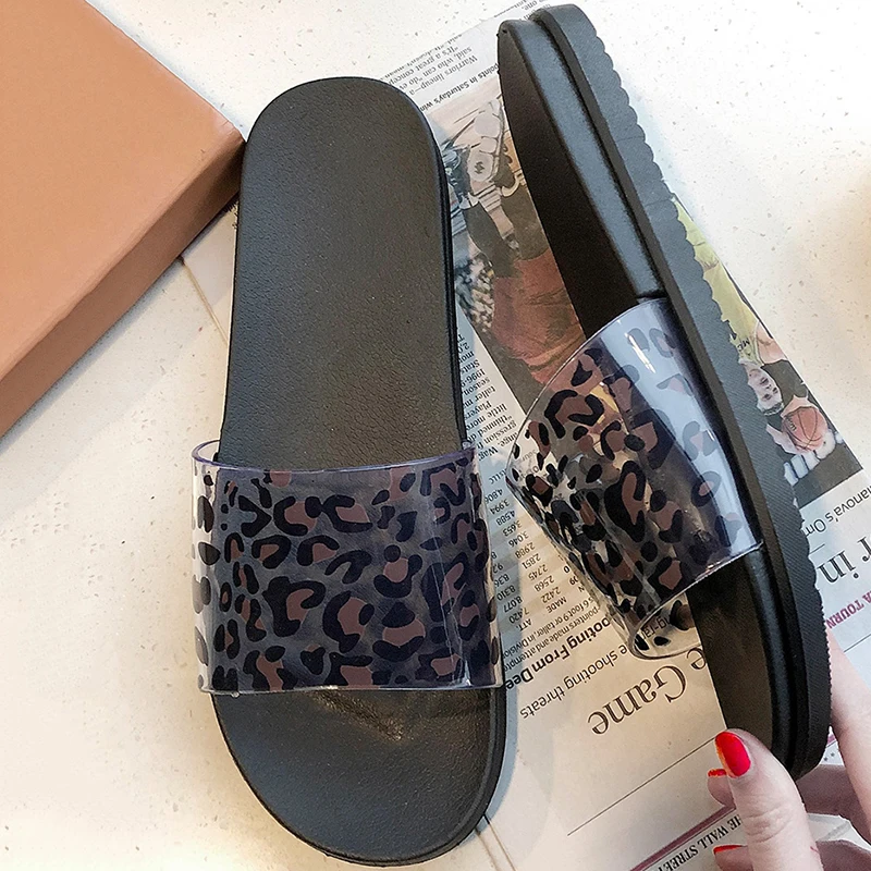 Женские леопардовые шлепанцы модные простые Нескользящие тапки на мягкой