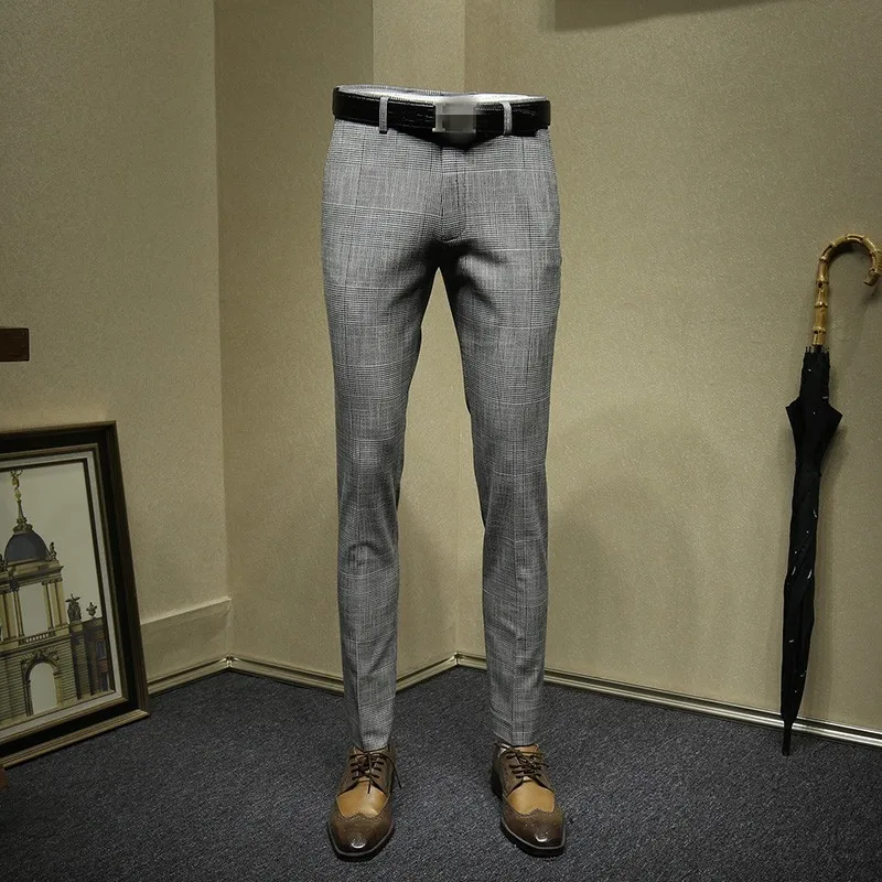 Деловой джентльменский костюм в английском стиле белый и черный клетчатый