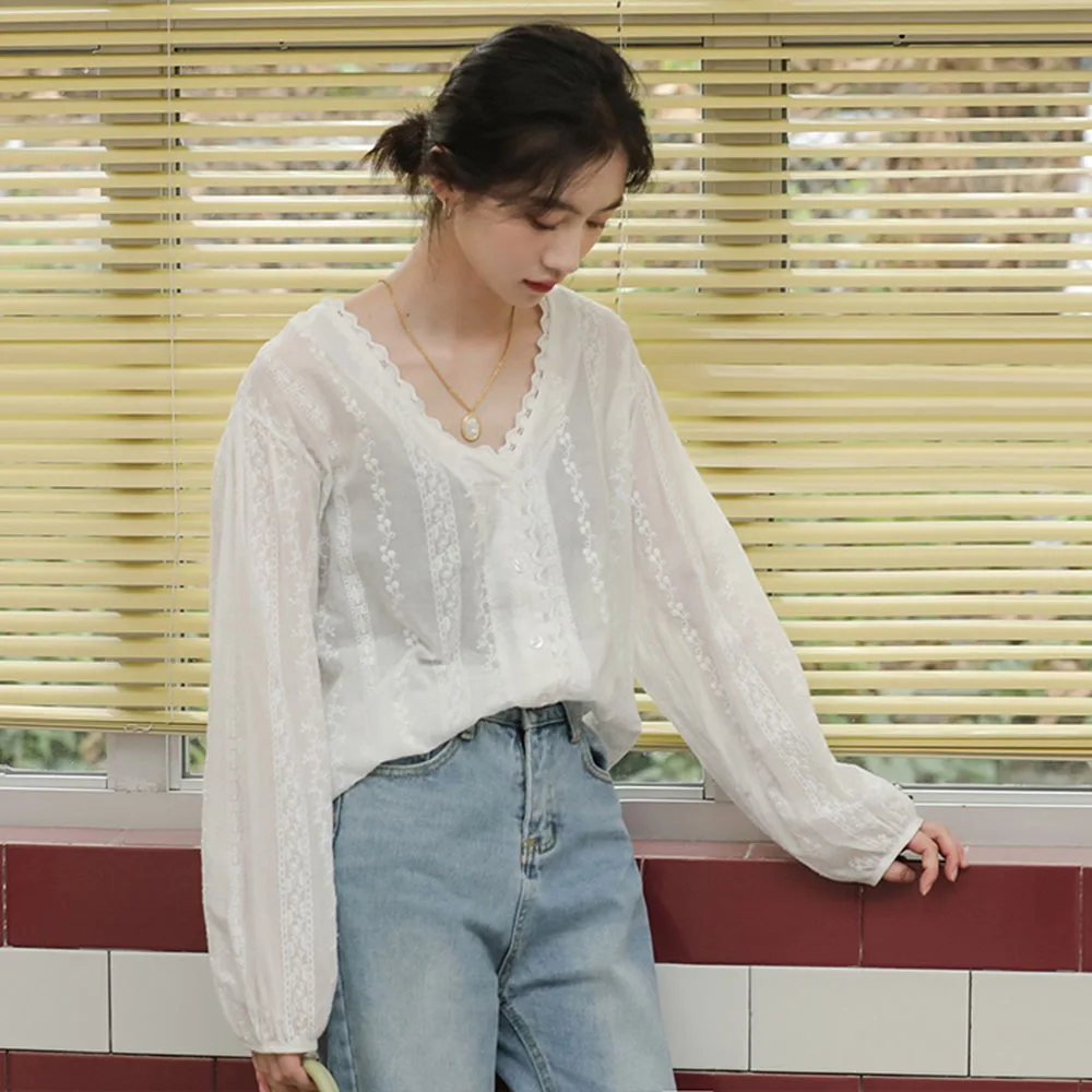 

Korean Version Japanese Blouse Fashion Temperament Loose Casual Lace Hook Flower All-match V-neck Long Sleeve 2021