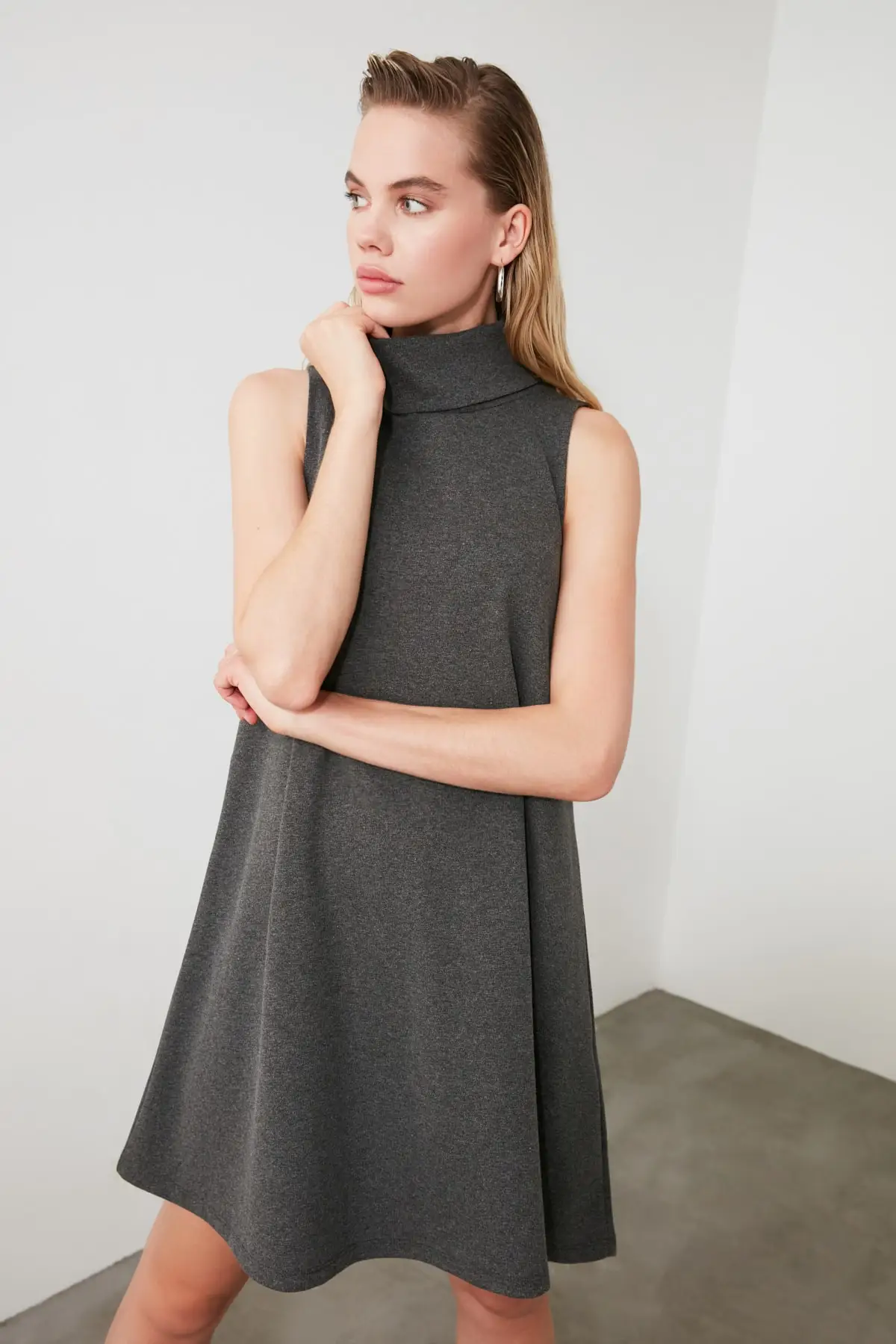 Трикотажное платье с воротником | Женская одежда