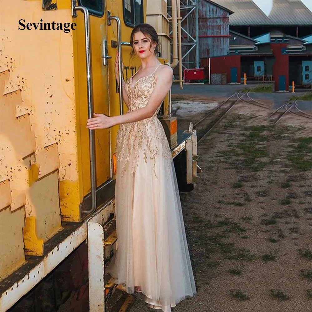 Платье женское вечернее на тонких бретельках с кружевной аппликацией и открытой