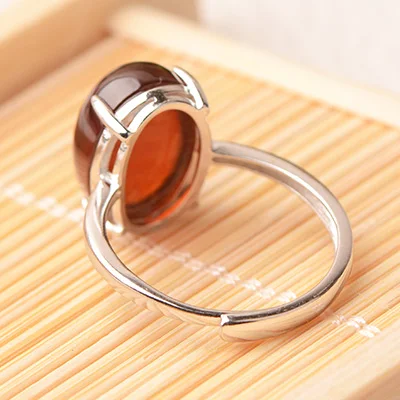 Женское кольцо с натуральным гранатом из серебра 925 пробы регулируемым