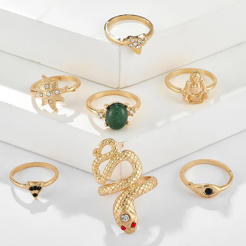 Женское кольцо на палец блестящее золотого цвета с кристаллами и фианитами