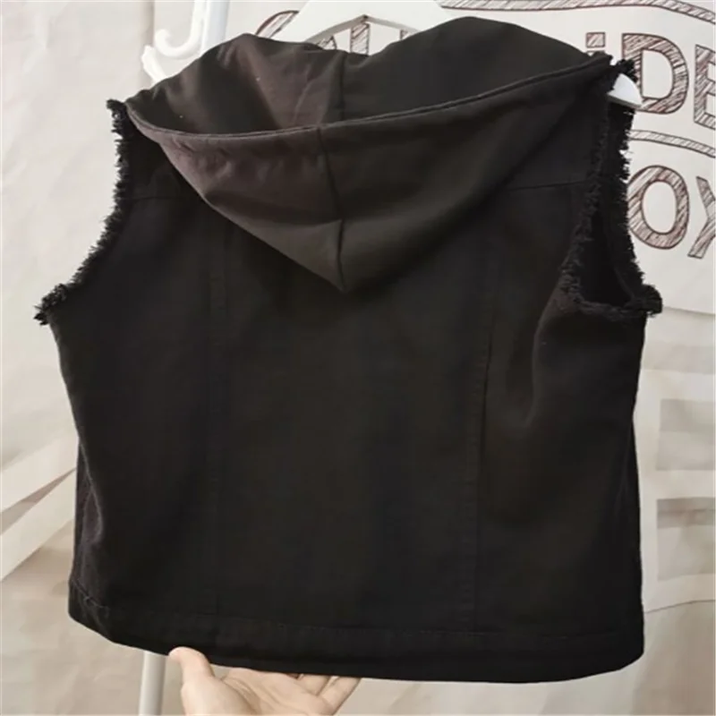 Женская джинсовая куртка с капюшоном черно-белая короткая безрукавка без