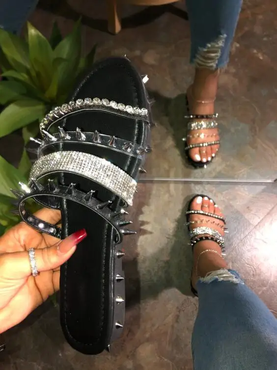 

Spring /summer 2020 women rivet rhinestone buckle sandals outside wild beach slippers ladies leisure home travel flip flop ms