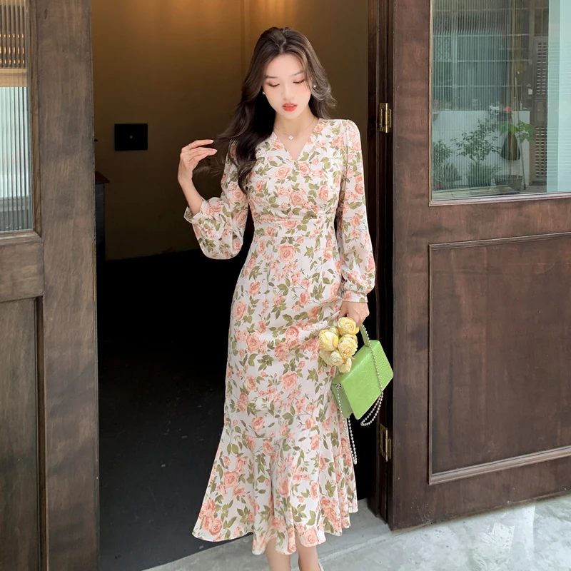 

Женское винтажное платье-миди с цветочным принтом и длинным рукавом