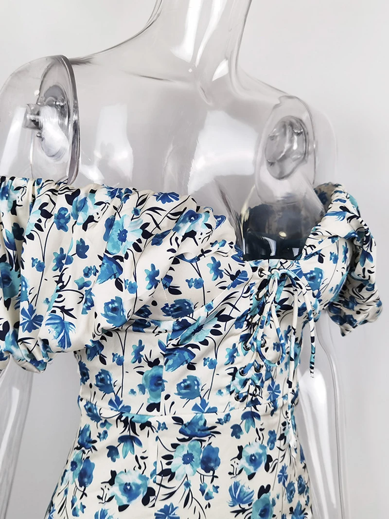 Женское атласное мини платье с принтом открытыми плечами и гофрированной спиной