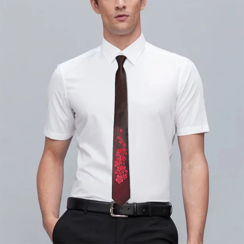 Мужчина в рубашке с галстуком