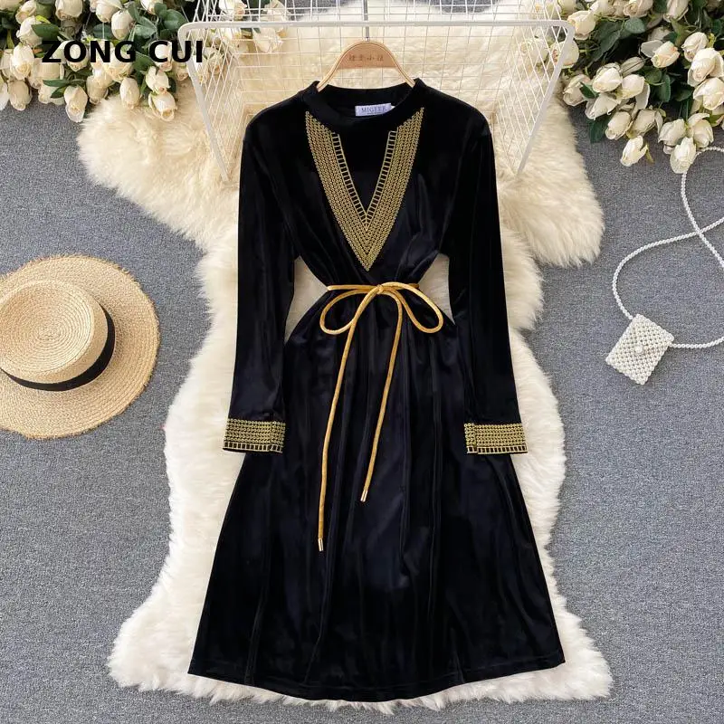 

Luxury Vintage Velvet Knee Length Dress Autumn Winter Women O-neck Long Sleeve Loose Lace Up Black Embroidered Designer Dress