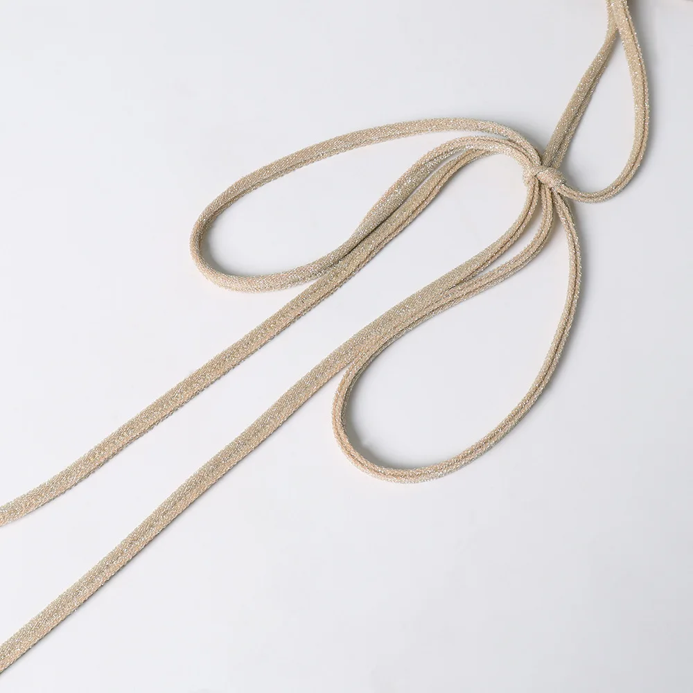 Платье на бретелях с глубоким V-образным вырезом пикантное открытой спиной