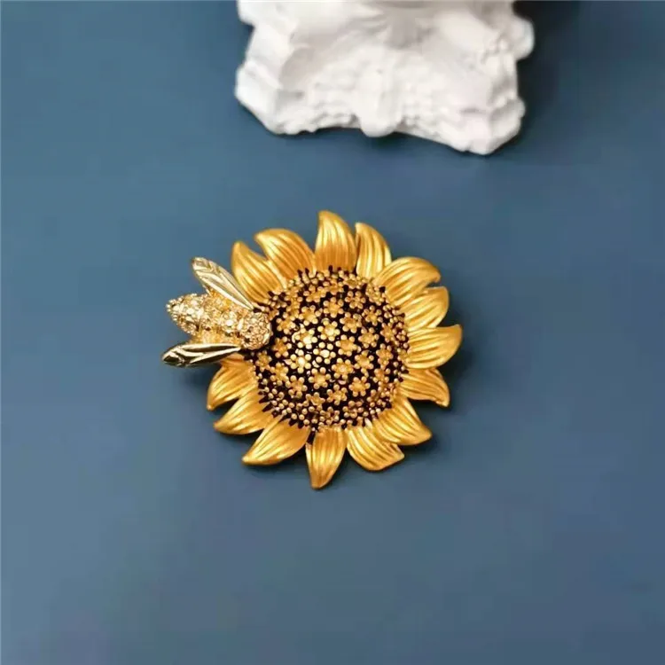 

Vintage Gold Insect Bee Sun Flower Brooch Pins Women Delicate Fine Chrysanthemum Brooches Pin Wedding Engagement Jewelry Gifts