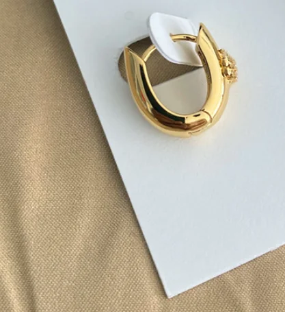 

Простые серьги с покрытием из 18-каратного золота, с логотипом, вставленным модными и маленькими серьгами. Больше фотографий, пожалуйста, свя...