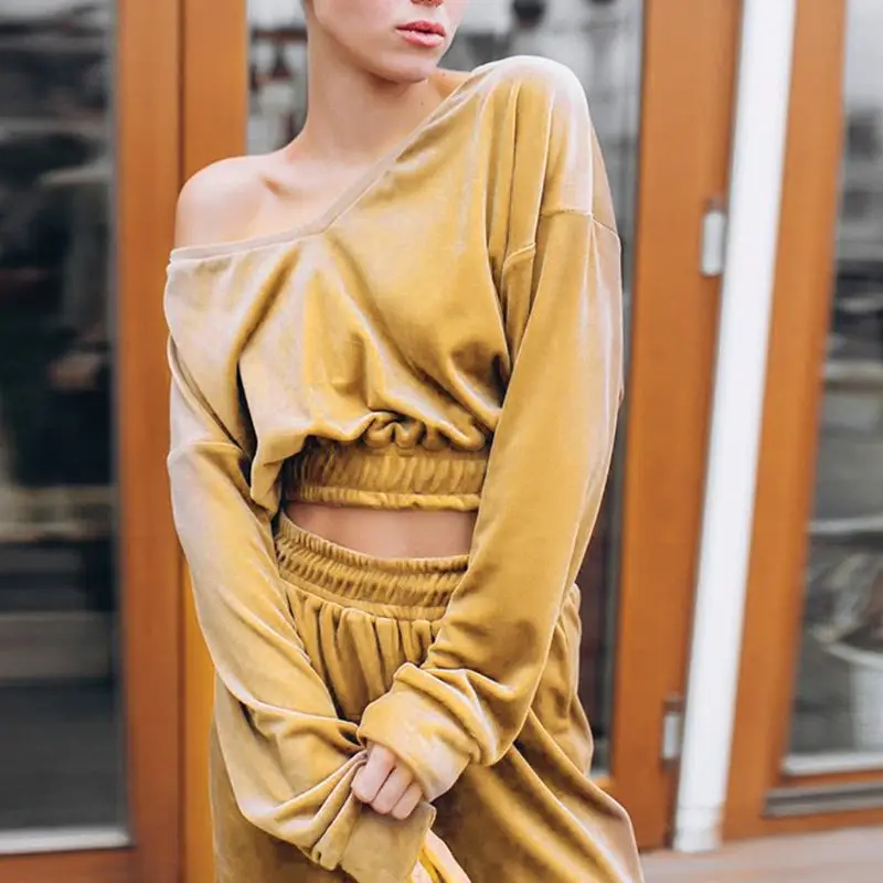 Костюм спортивный женский бархатный с V-образным вырезом и длинным рукавом |