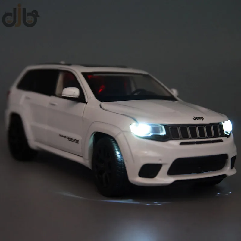 

1:32 литая Игрушечная модель автомобиля Grand Cherokee Trackhawk SUV со звуком светильник