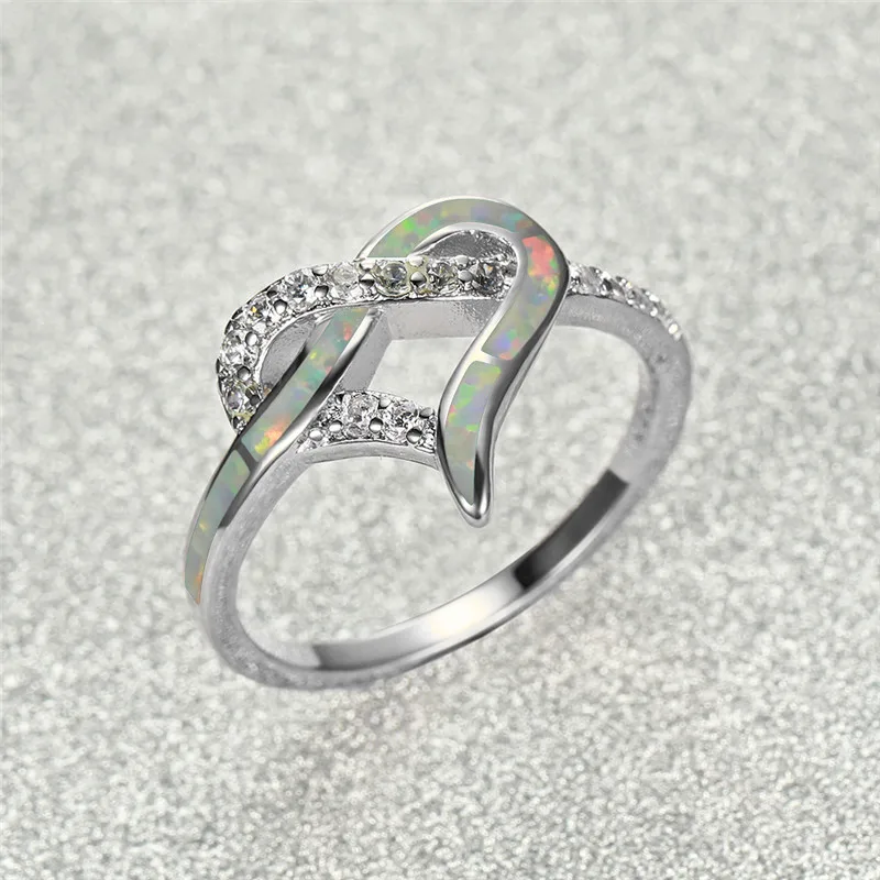 Кольцо женское обручальное с голубым и белым огненным опалом серебристого цвета