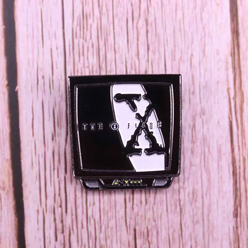 

PF046 Dongmanli Retro TV Creativity Enamel Pins Badge for Backpack Collar Lapel Pin Hat Jewelry Gifts for Friends