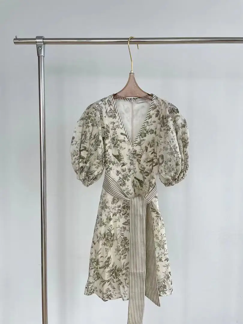 

Летнее цветочное платье миди с V-образным вырезом и пышными рукавами