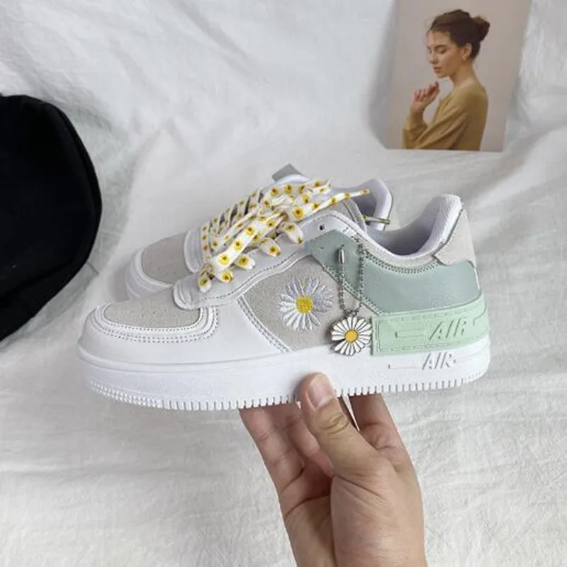 

2021 Spring Korean xue sheng ban xie wang Red Little Daisy Sports Shoes White Shoes Woman Shoes Sneakers Vulcanized shoes