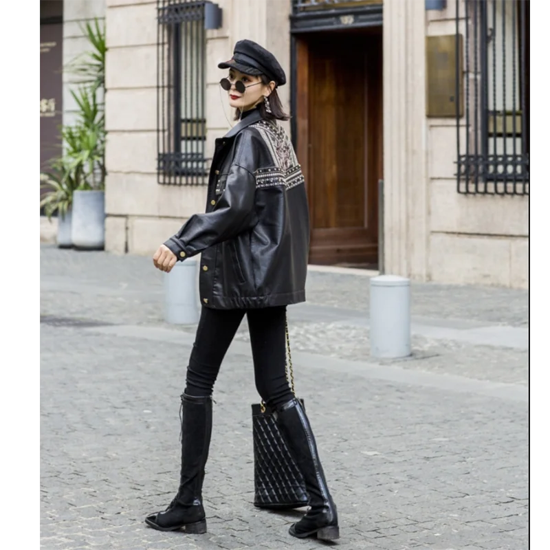 Женская кожаная куртка с бахромой и заклепками короткая из искусственной кожи в